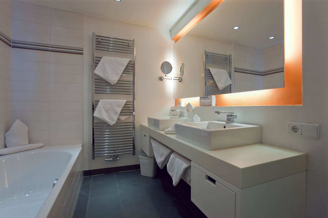 Badezimmer in den Suiten Adler Resort