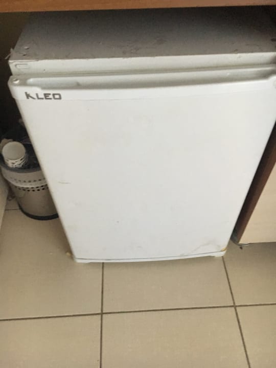Abgenutzte Minibar (ist die neuere nachdem die 1. Nicht ging Calimera Serra Palace