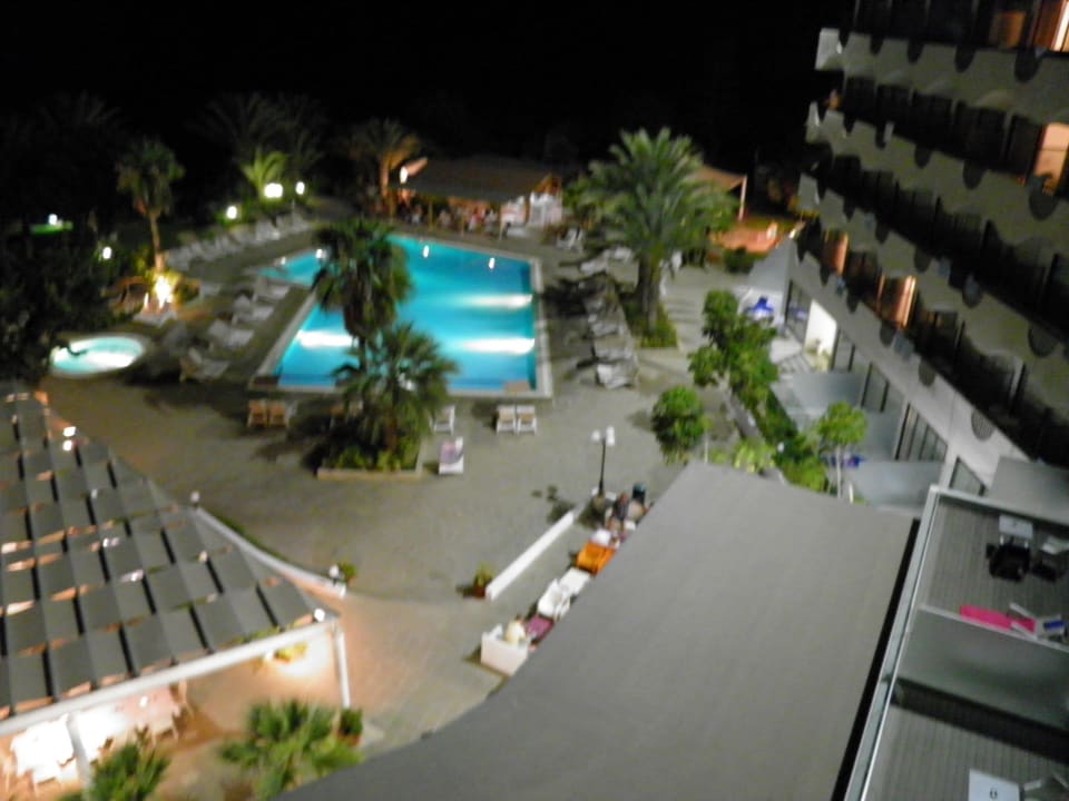 Noční pohled na bazén s barem Crystal Springs Beach Hotel