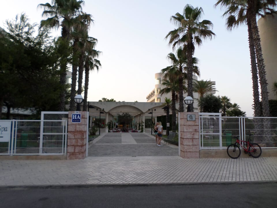 Hoteleingang von der Straße aus Eix Platja Daurada Hotel & SPA