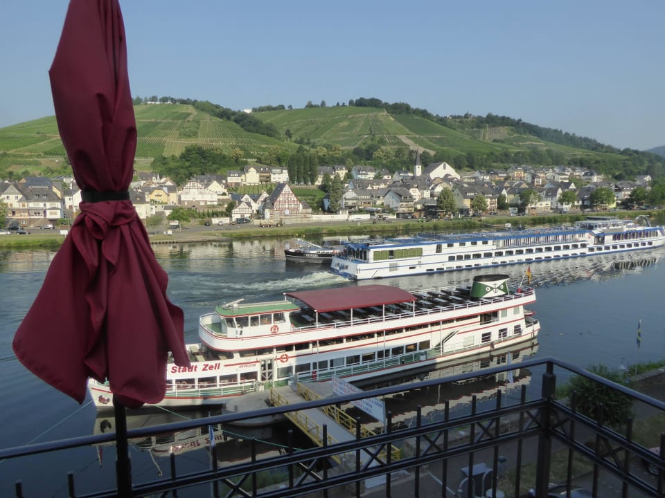 Schiffsanleger vor dem Haus Hotel Mayer