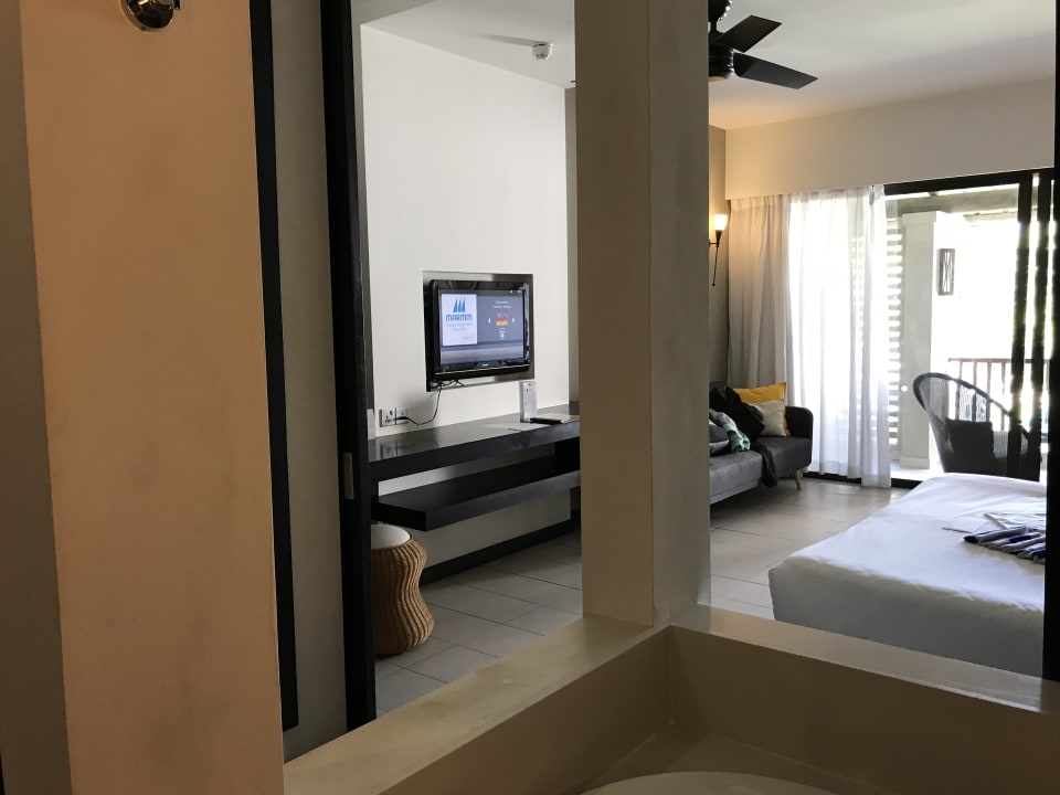Sicht vom Bad in den Schlafbereich. Crystals Beach Resort Belle Mare, a member of Radisson Individuals