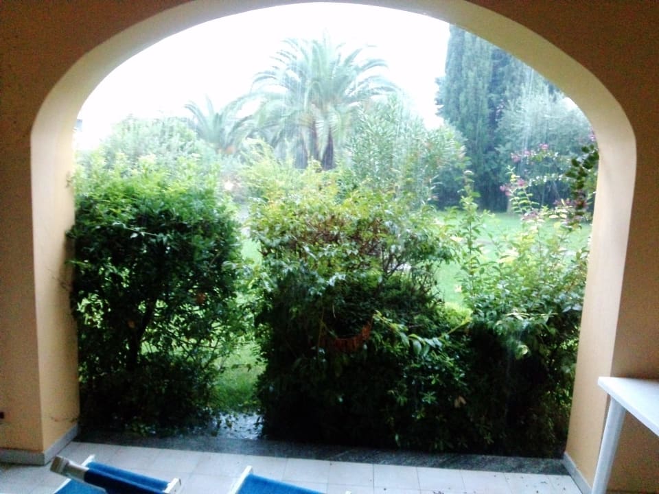 Blick von Zimmer über Terrasse in Garten Hotel I Cormorani