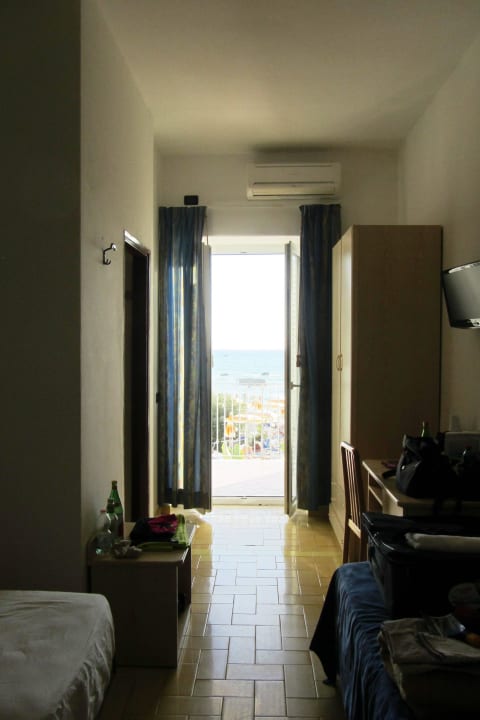 Blick durch Balkontür  Hotel Riva del Sole