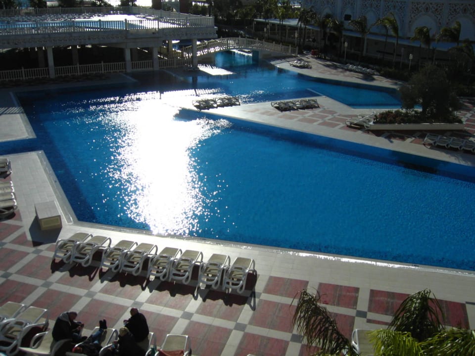 Aussicht zum Pool Royal Taj Mahal Hotel