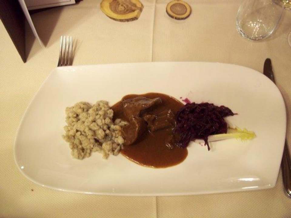 Heimisches Hirschgulasch mit Schwarz-Polenta-Spätz Alphotel Tyrol