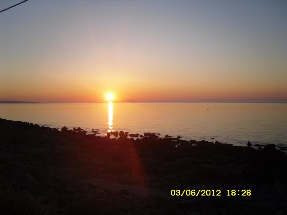 Der allabendliche schöne Sonnenuntergang Castello Village Resort