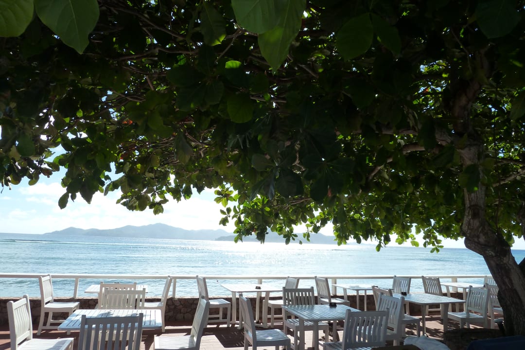 Aussicht vom Pool 7 Al la card Restaurnat abends La Digue Island Lodge