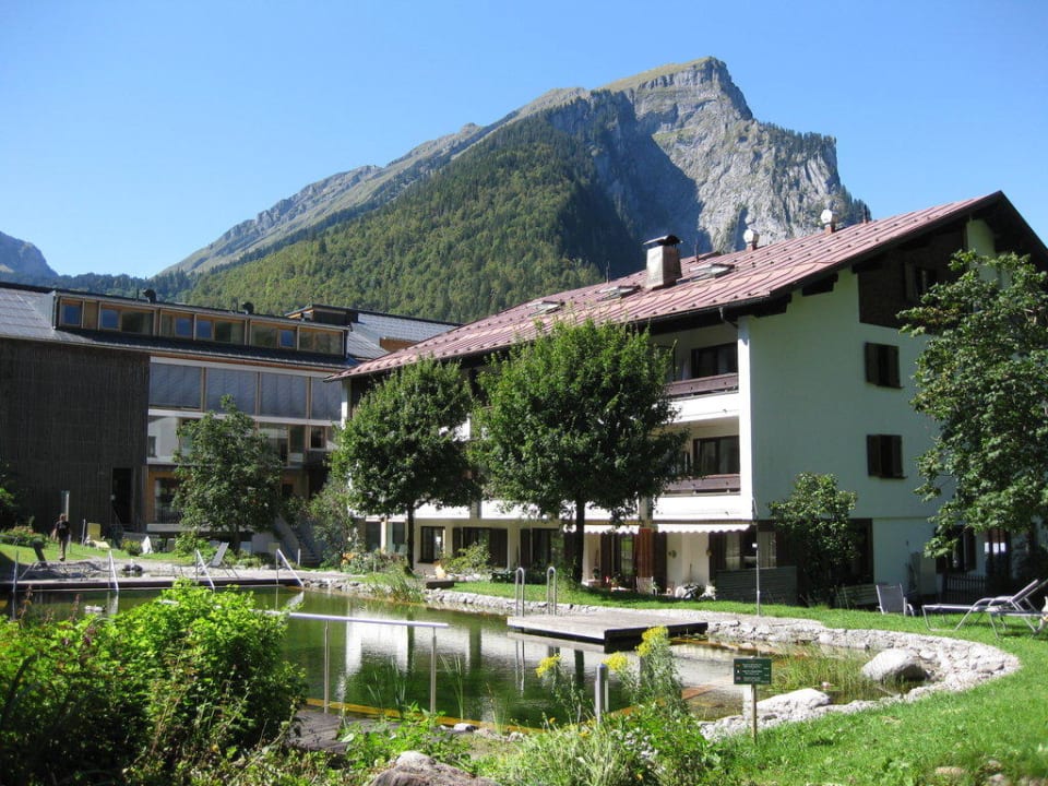 Blick vom Schwimmteich zum Hotel Hotel Krone in Au