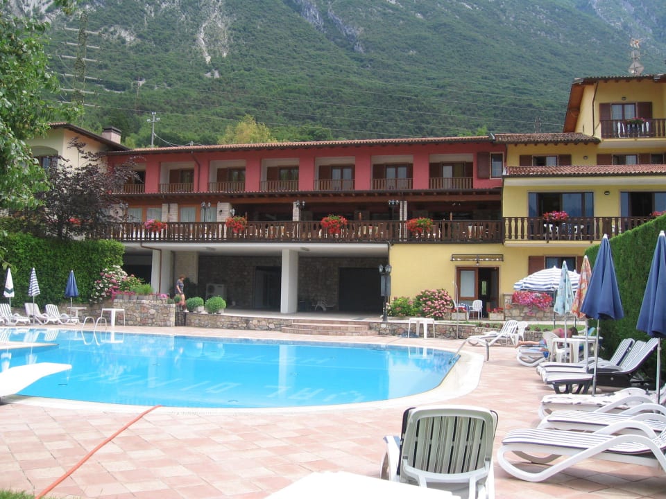Pool und teilweise Aussenansicht Park Hotel Val Di Monte