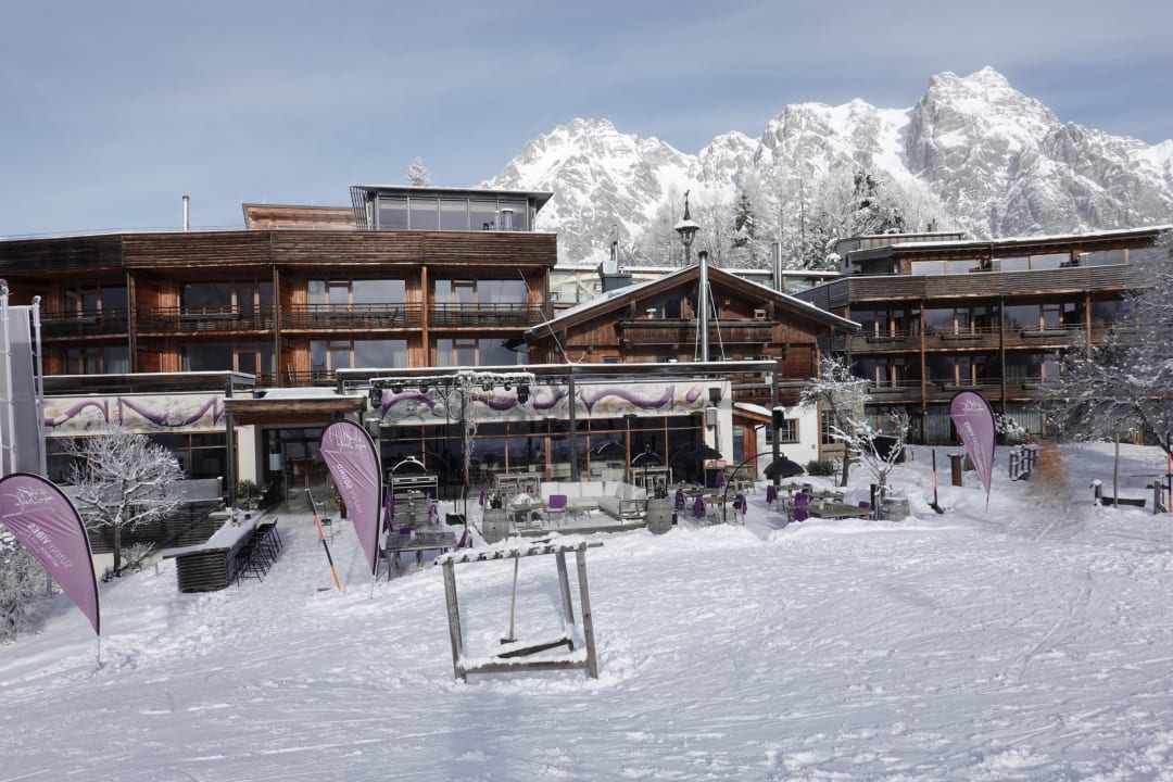 Außenansicht Holzhotel Forsthofalm