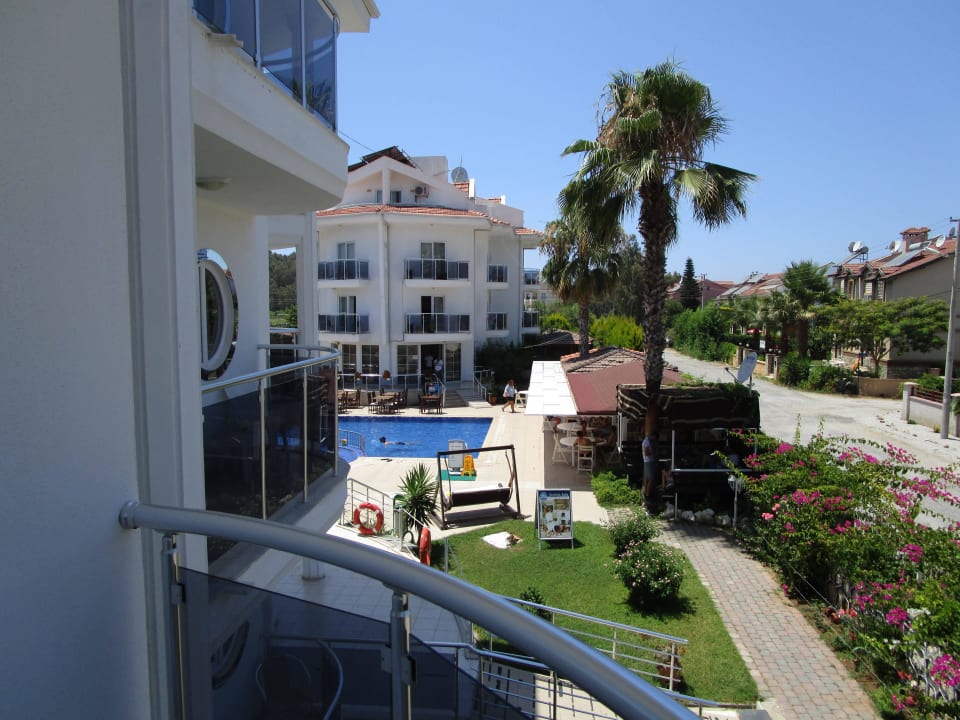 Balkon mit Ausblick zum Pool Nevada Hotel & Spa