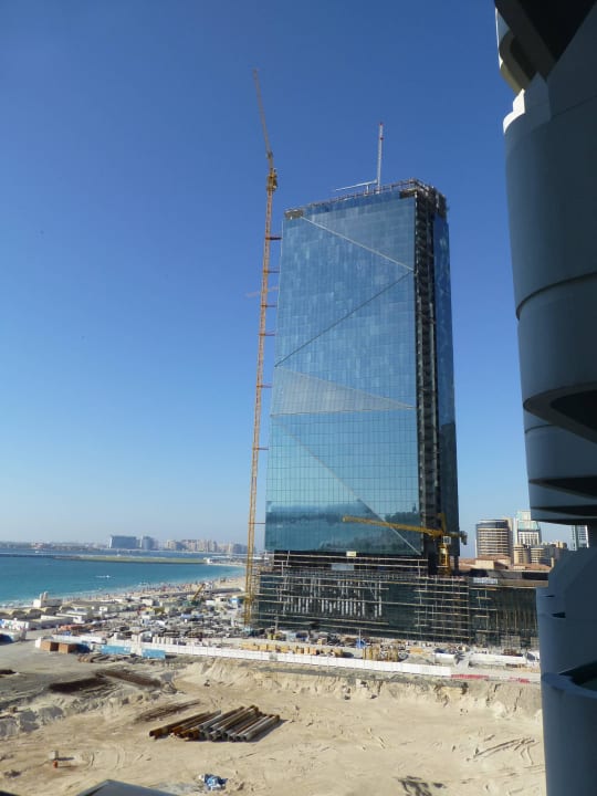 Baustelle rechts neben dem Hotel Hilton Dubai Jumeirah