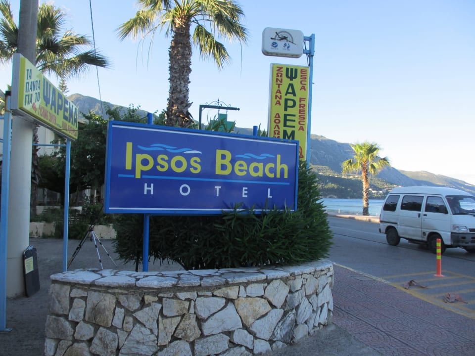 Eingang zum Hotel Hotel Ipsos Beach