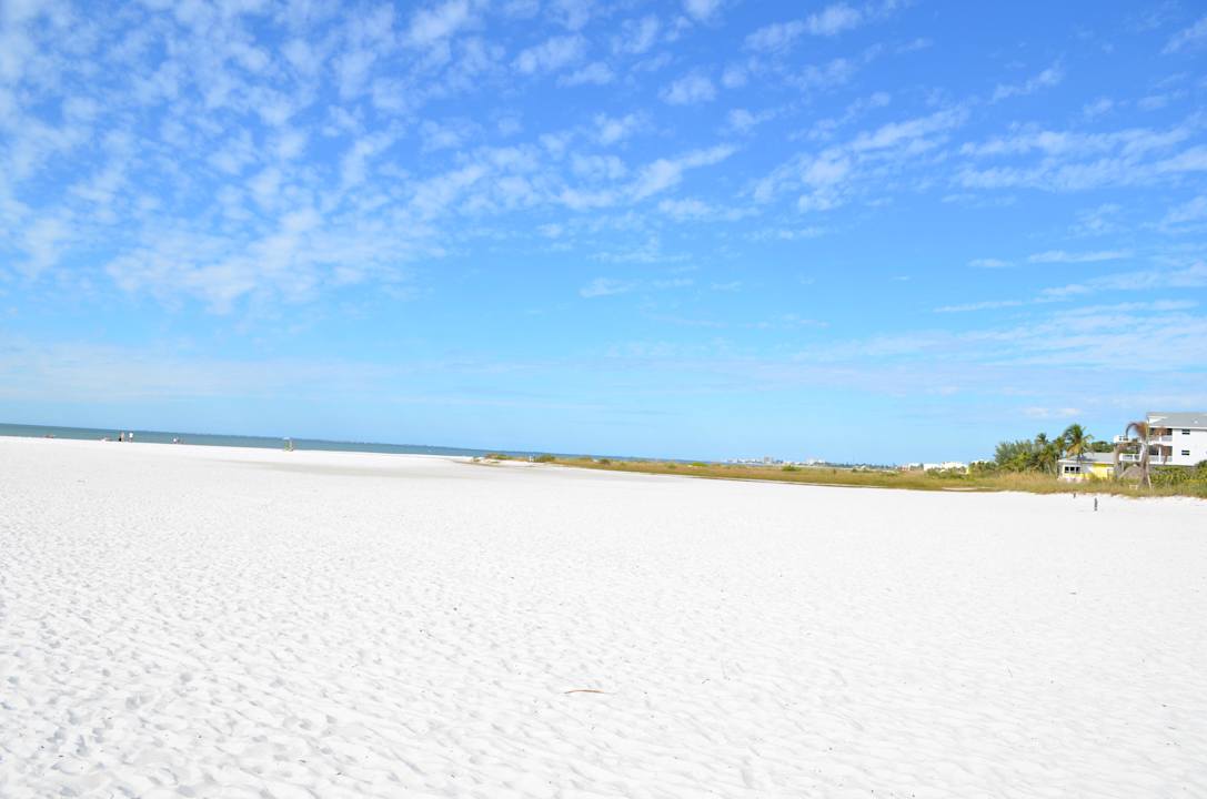 Breiter feinsandiger Strand Hotel Outrigger Beach Resort