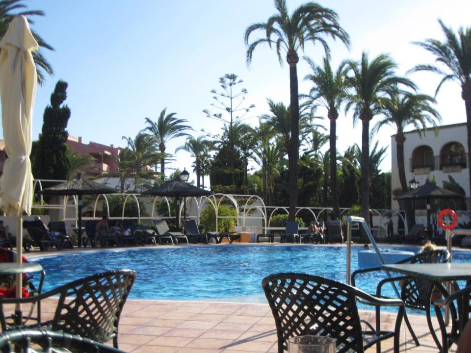 Blick auf Hauptpool von Poolbar Meliá Zahara Resort & Villas