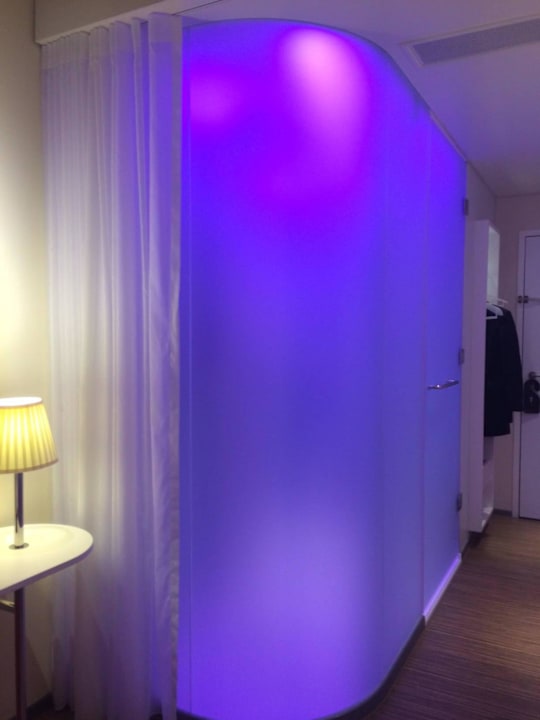 WC/Dusche citizenM hotel Paris Charles de Gaulle Airpor