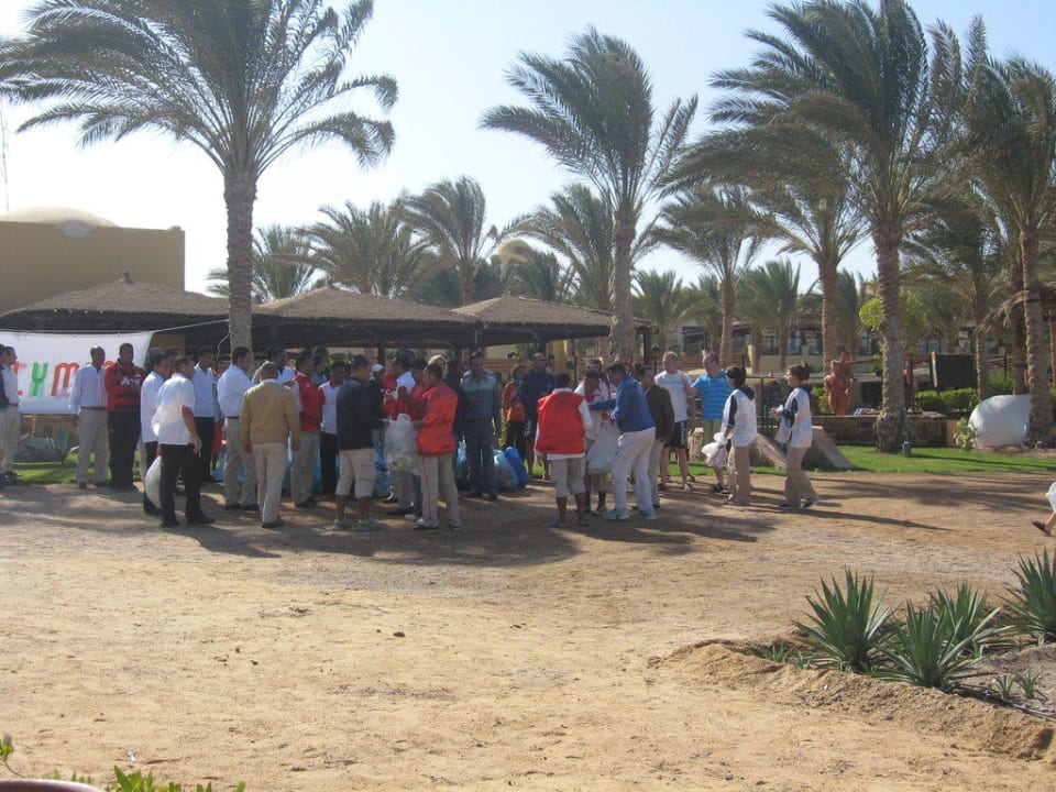 Müllsammelaktion am Strand Jaz Dar EL Madina