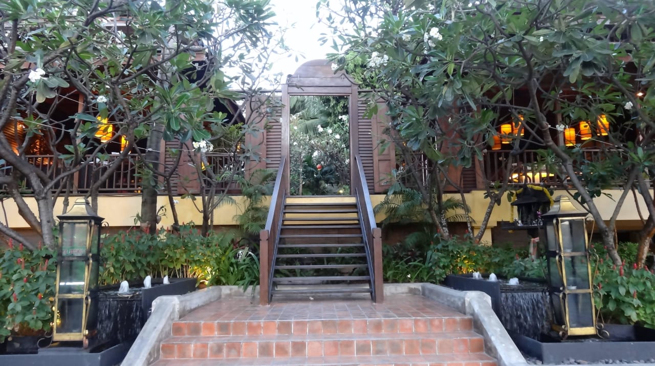 Aufgang zum Hotel von der Chaweng Street Buri Rasa Village Samui Adults Only Resort