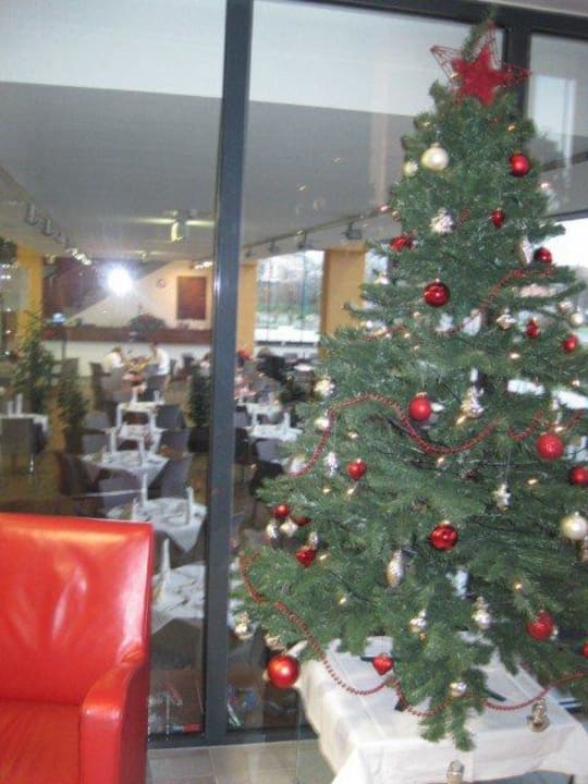 Sogar mit Weihnachtsdeko All In Red Thermenhotel