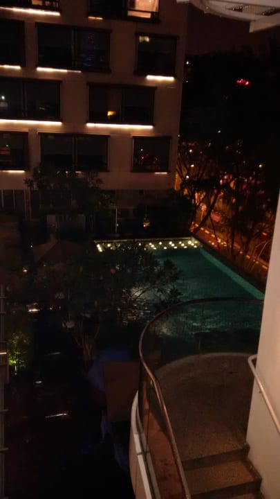 Der Pool am Abend Park Regis Singapore