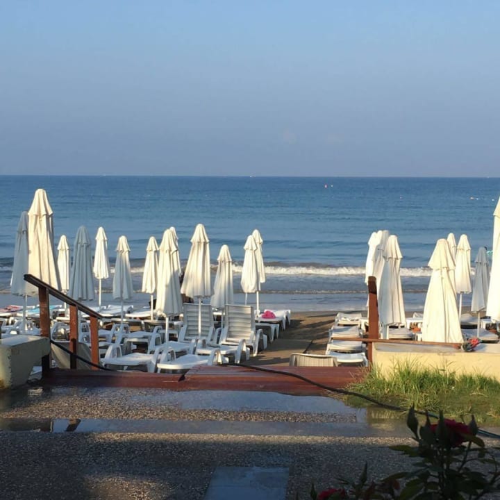 Von der Bar zum Strand Side Bay Hotel