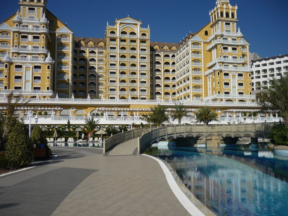 Vom Pool zum Hotel Royal Holiday Palace