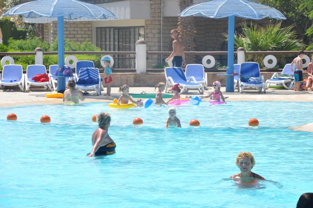 Zabawy w basenie Aladdin Beach Resort