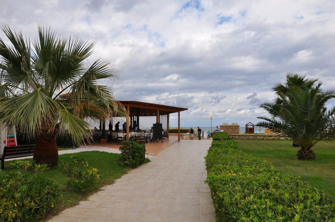Weg zum Strand Vantaris Palace