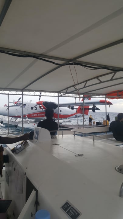 Umstieg vom Wasserflugzeug zum Boot über Ponton Kuramathi Maldives