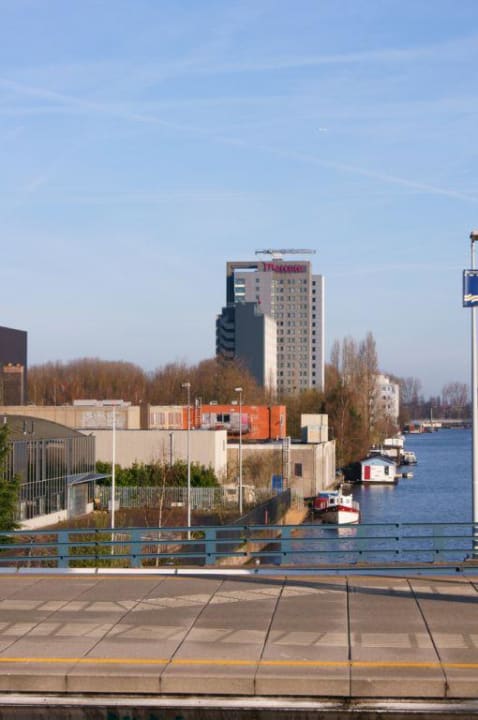 Hotel von der Metro aus gesehen Mercure Hotel Amsterdam City