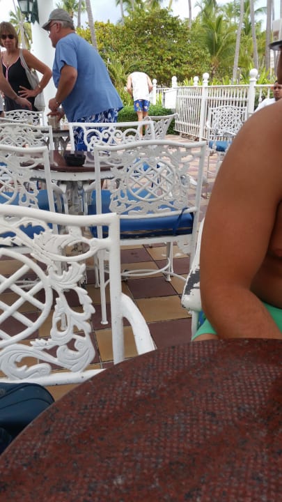 Tische und Stühle vor der Bar am Pool Hotel Riu Palace Punta Cana