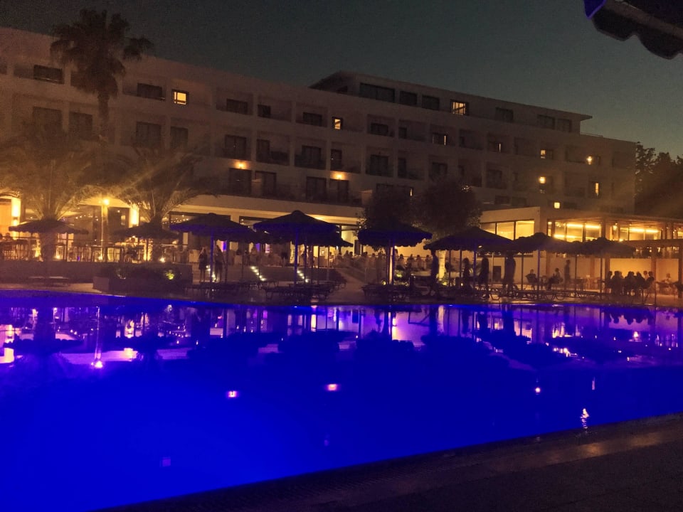 Die Poolanlage bei Nacht Mitsis Faliraki