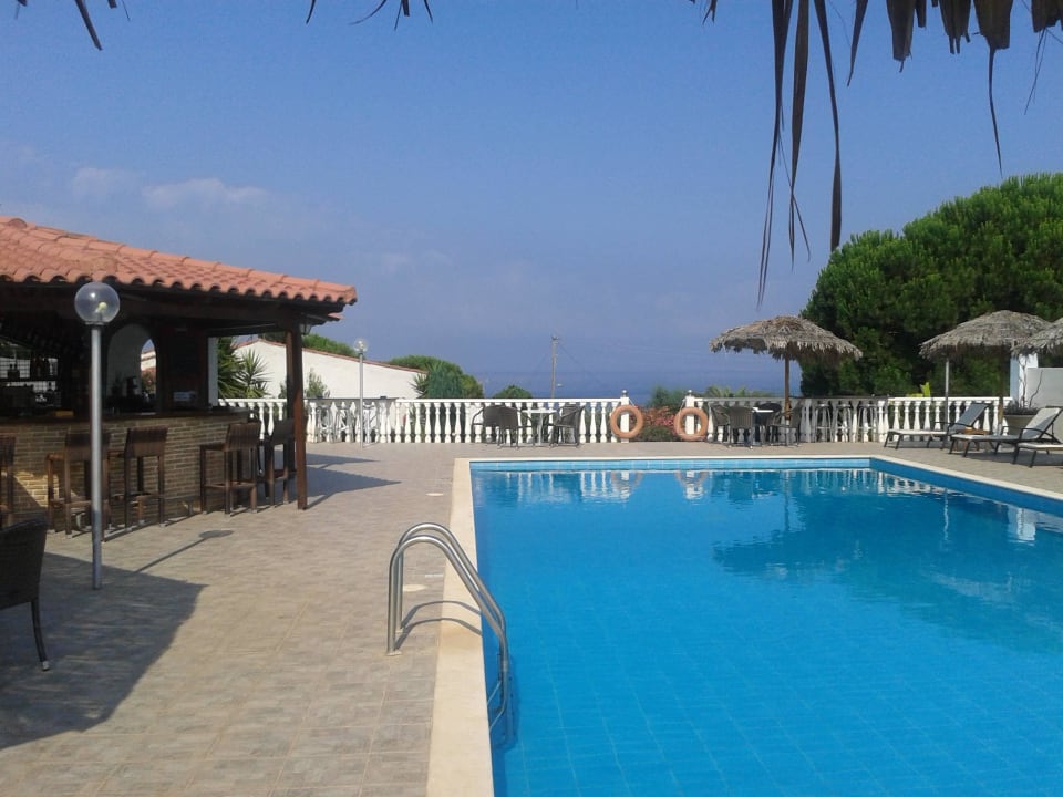 Poolausblick mit Bar Hotel Navarone