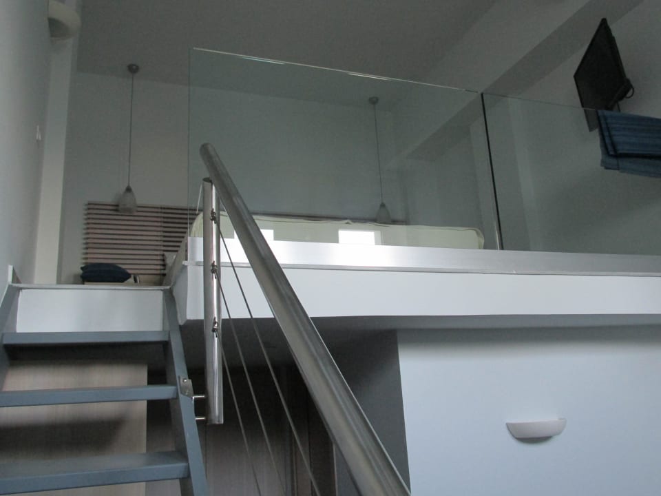 Betten in unserem Hotelzimmer auf einer Galerie Hotel Kakkos Bay