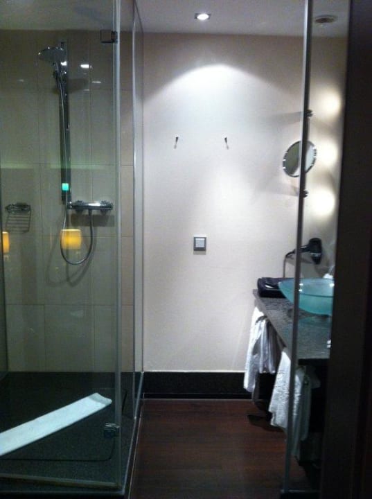 Blick ins Badezimmer Fleming's Conference Hotel Frankfurt