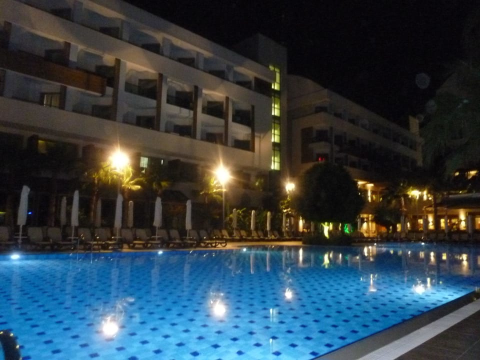 Pool bei Nacht Port Side Resort Hotel