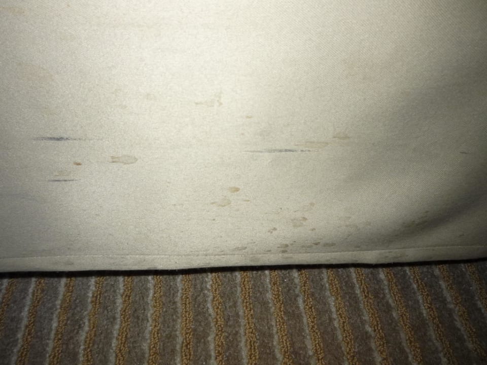 Bettverkleidung total verdreckt/fleckig Parkroyal Collection Marina Bay
