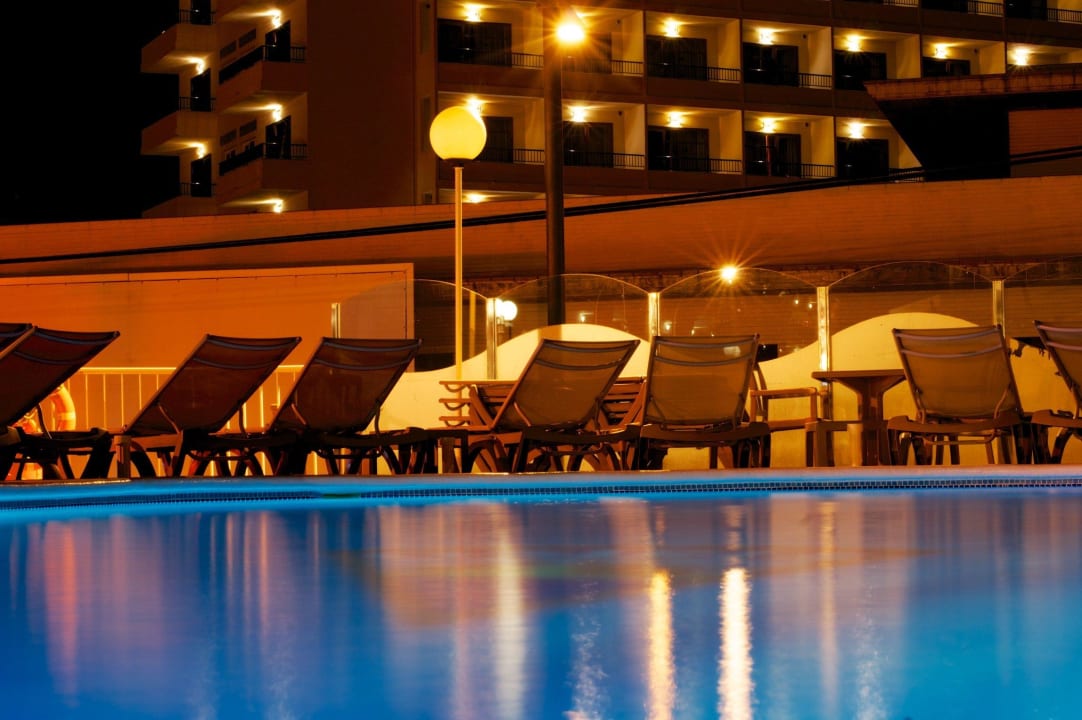 Pool und gegenüberliegendes Hotel Hotel Osiris