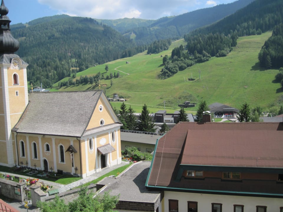Zimmerblick Typ A auf die Weltcuppiste - die Therme Hotel Kirchenwirt