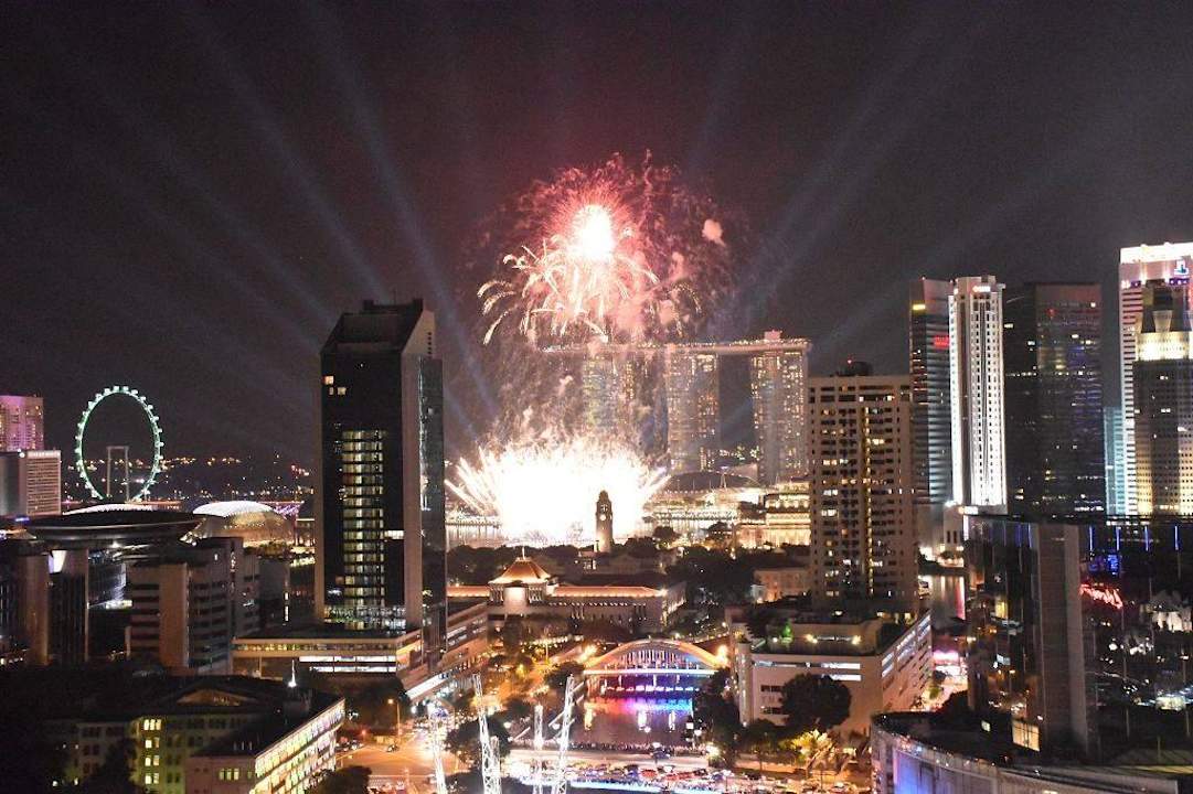 Silvesterfeuerwerk vom Balkon aus gesehen Hotel Novotel Clarke Quay