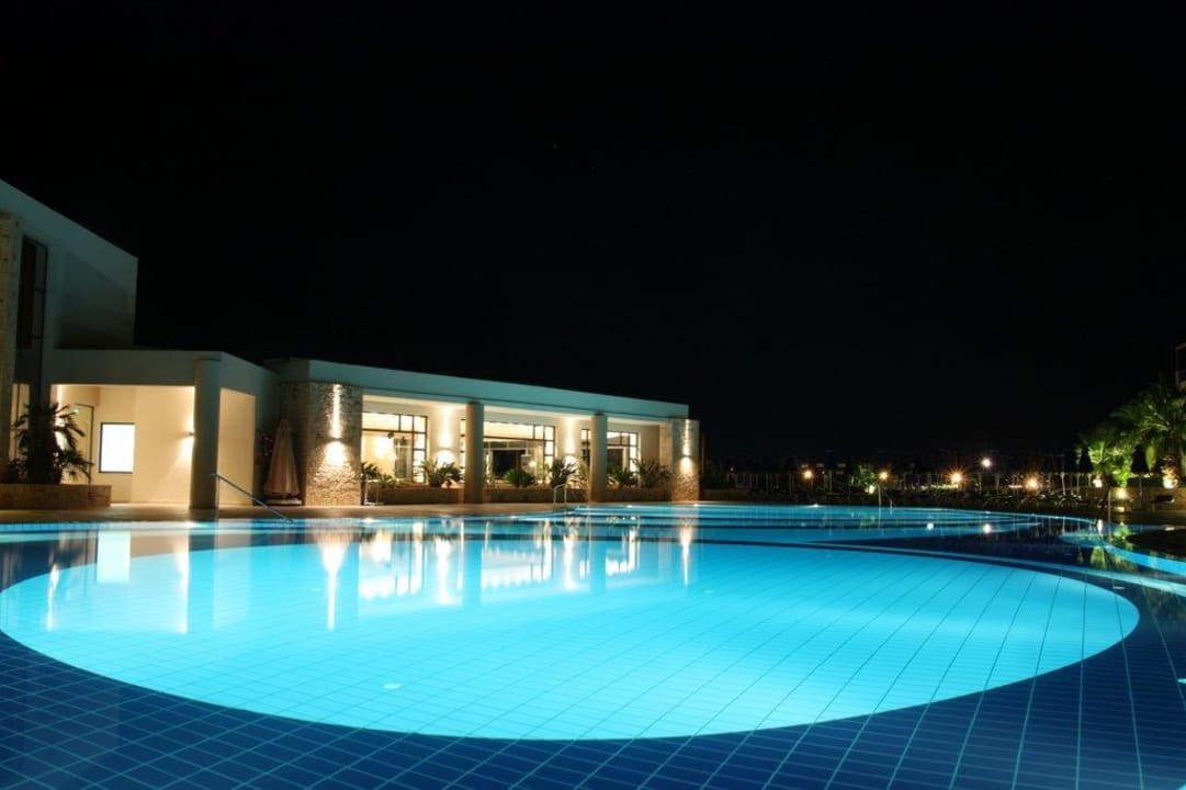 Pool mit Blick auf die Bar Grand Hotel Holiday Resort