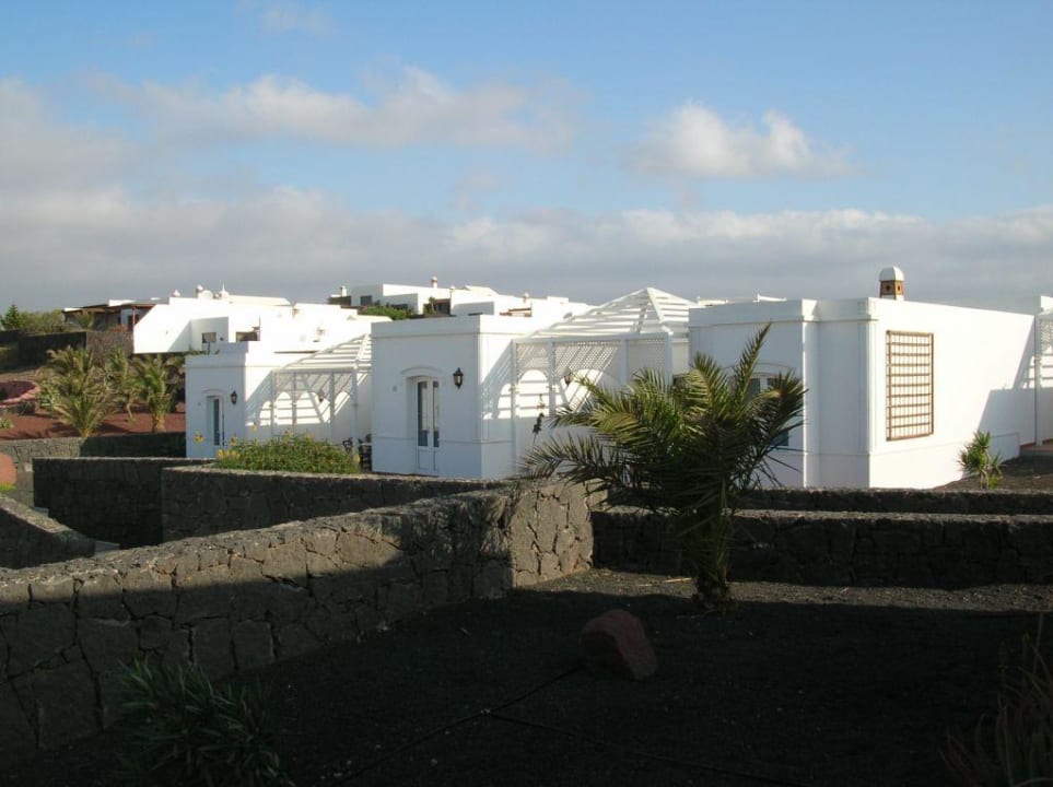 Ein Bungalow von hinten aus gesehen Apartamentos LIVVO Coloradamar