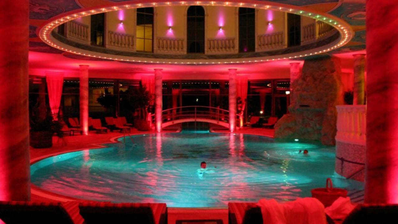 Zwembad in de avond Elztalhotel