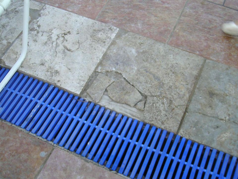 Stolperfallen am Pool Lebensgefahr für jeden Sandy Beach Resort