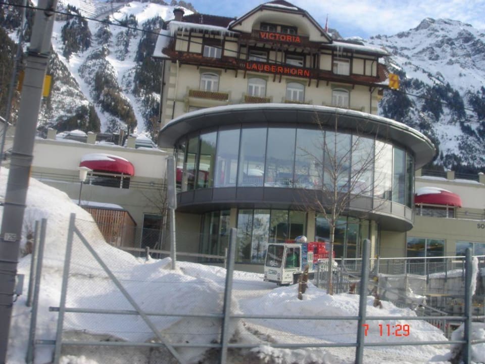 Der Pool von außen Victoria Lauberhorn Wengen, a Faern Collection Hotel