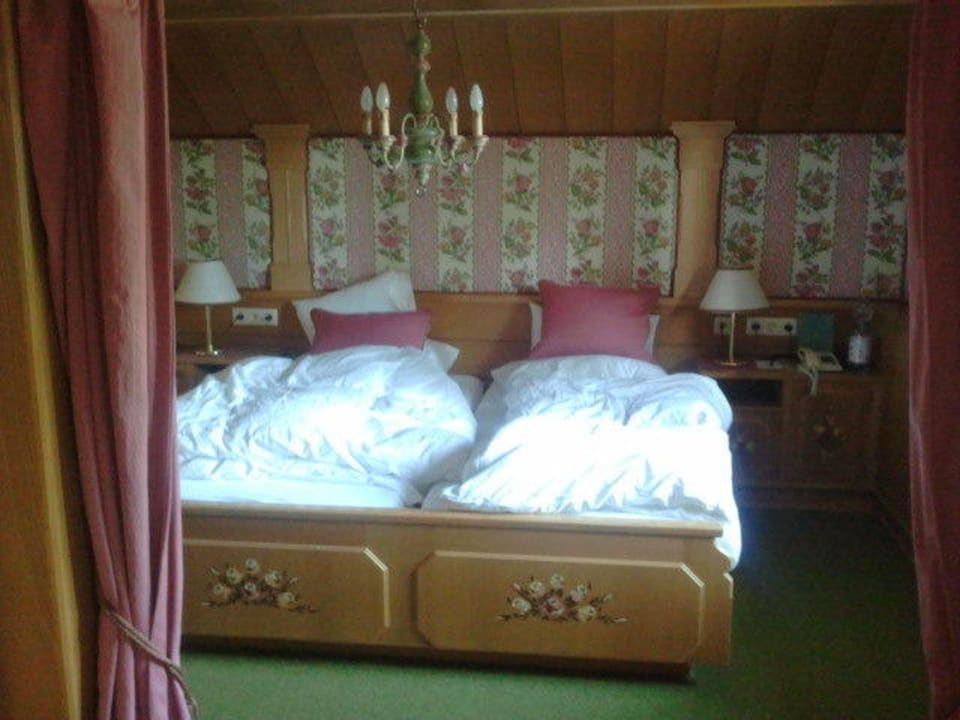 Bett  kurz aber sehr bequem und feine Bettwäsche ! Alpin Resort Sacher Seefeld-Tirol