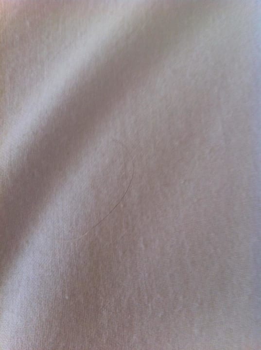 Haar auf dem Bett Hotel Don Manolito