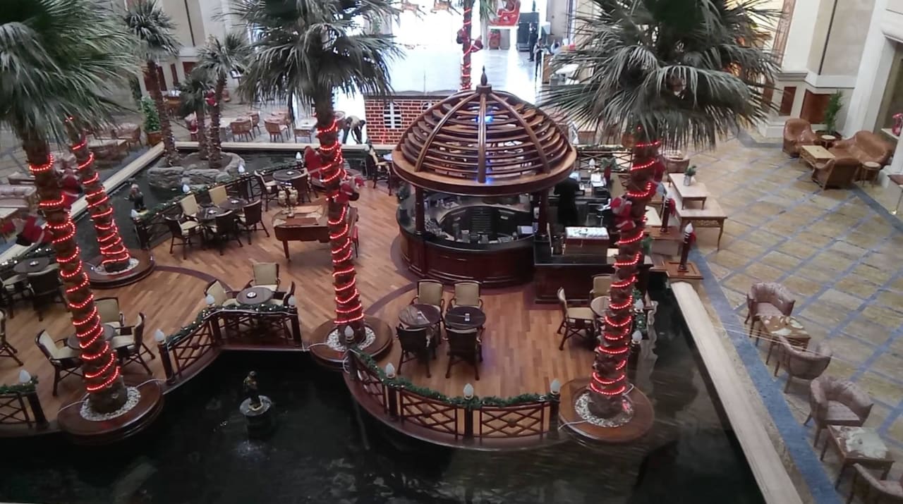 Lobby mit Cafe auf dem Koi-Teich Palm Royale Resort - Soma Bay