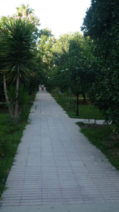 Durch den Garten zum Strand, traumhaft Hotel Sirma